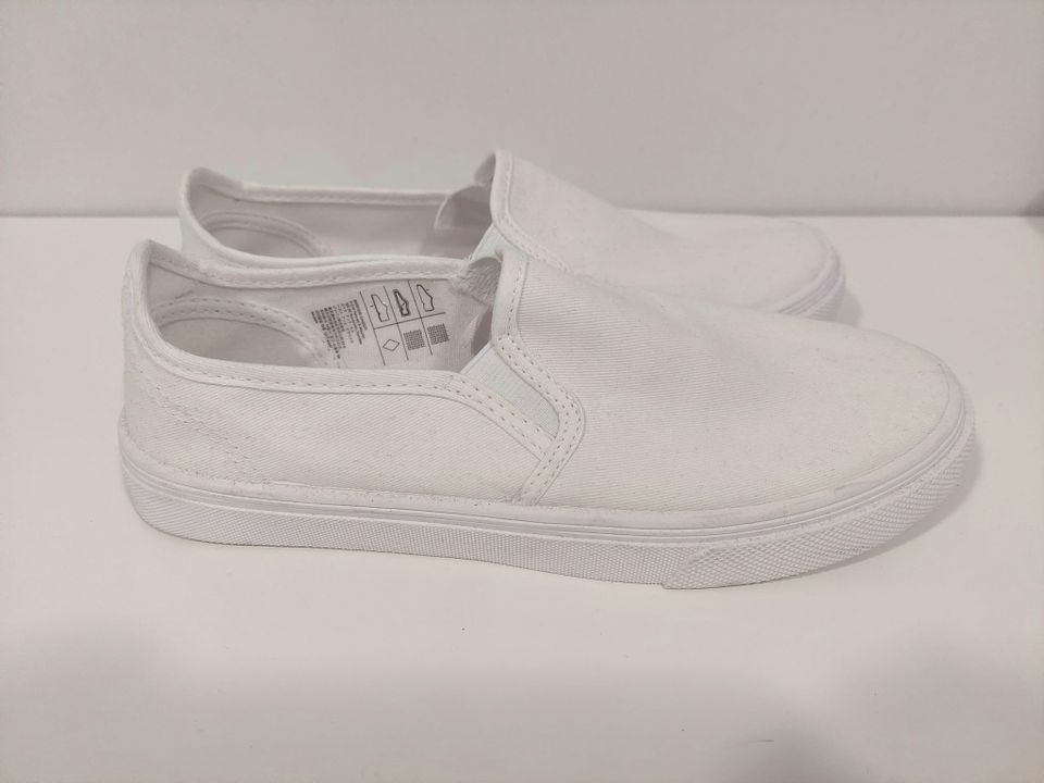 Valkeat Slip on Tennarit