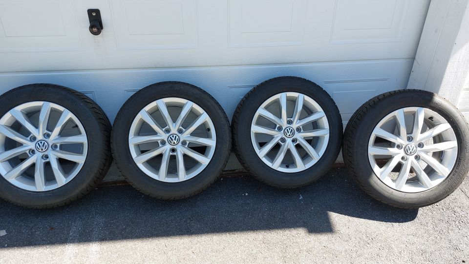 VW Passat (2007) 16" aluvanteet uusilla kesärenkailla.