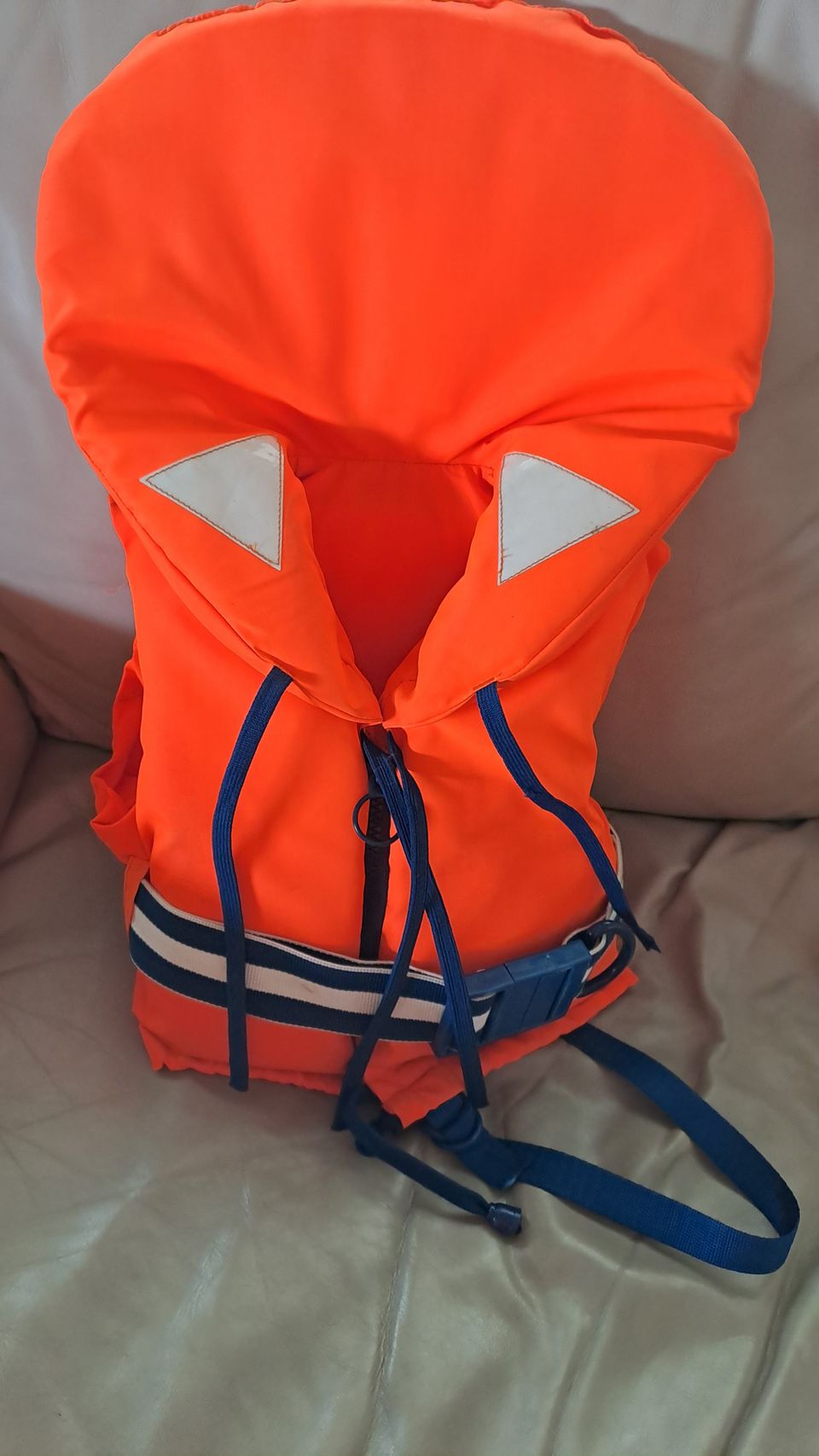 Helly Hansen pelastusliivit 10-15 kg painoiselle.