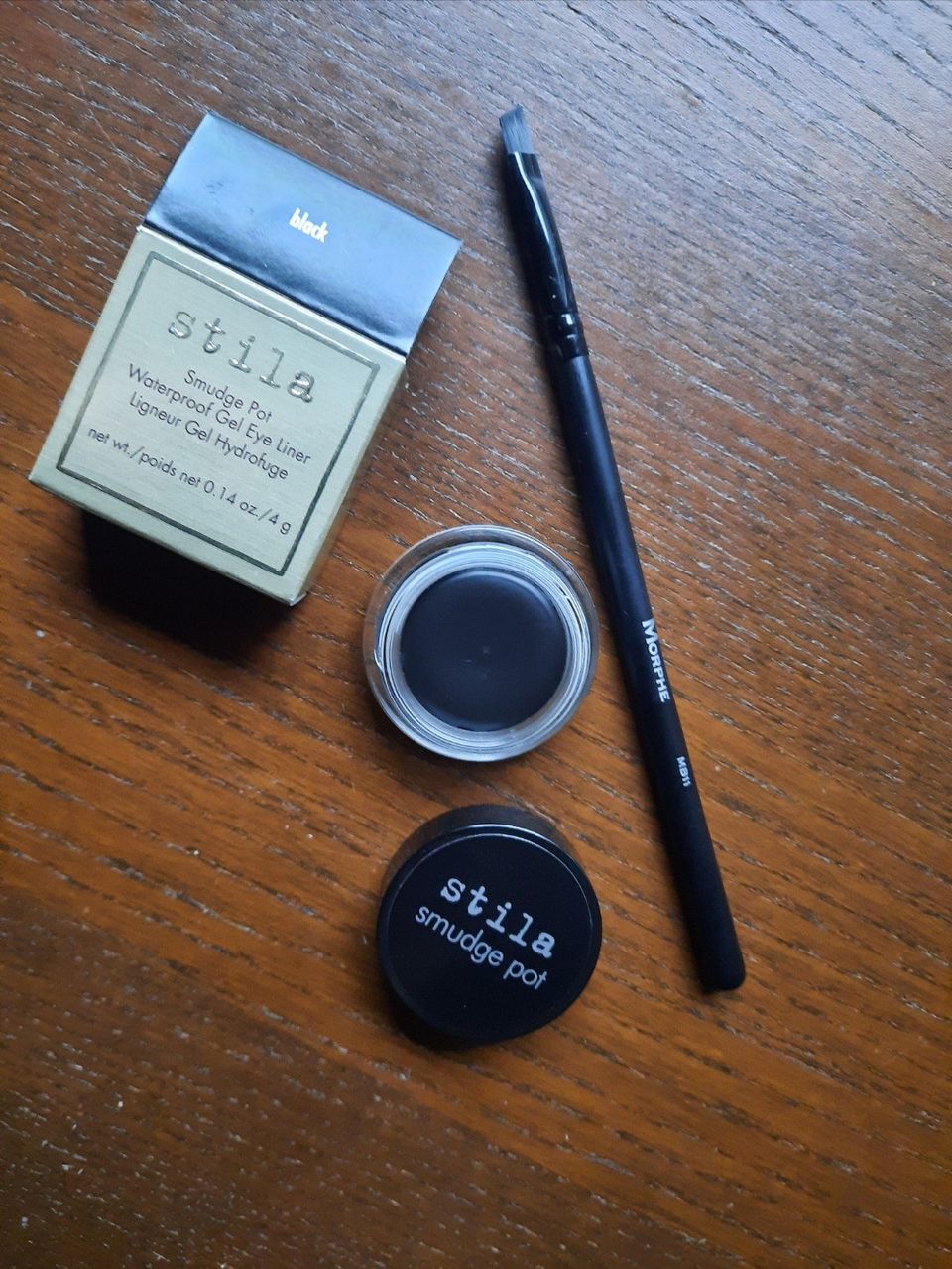 Stila eyeliner ja sivellin. Meikit meikki