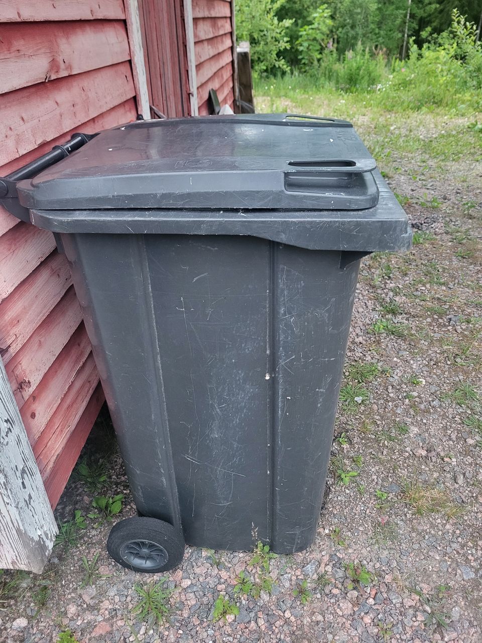 240 litran roskasäiliö