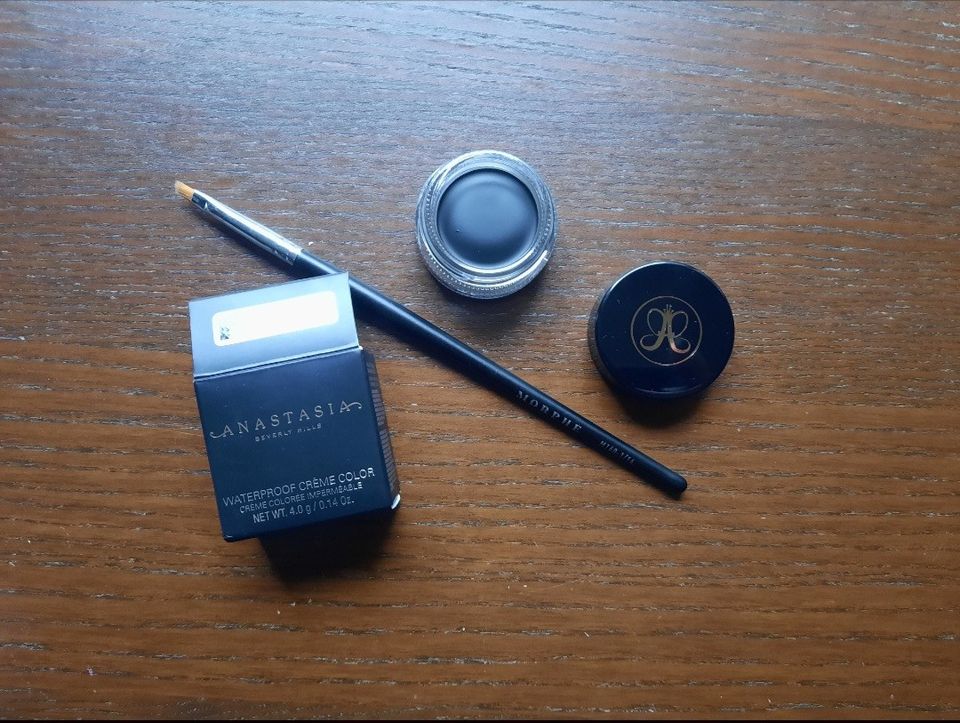 Anastasia Beverly Hills eyeliner ja sivellin. Meikit meikki