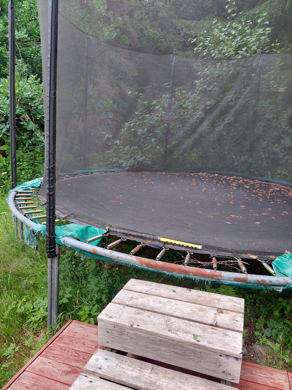 Käytetty iso trampoliini