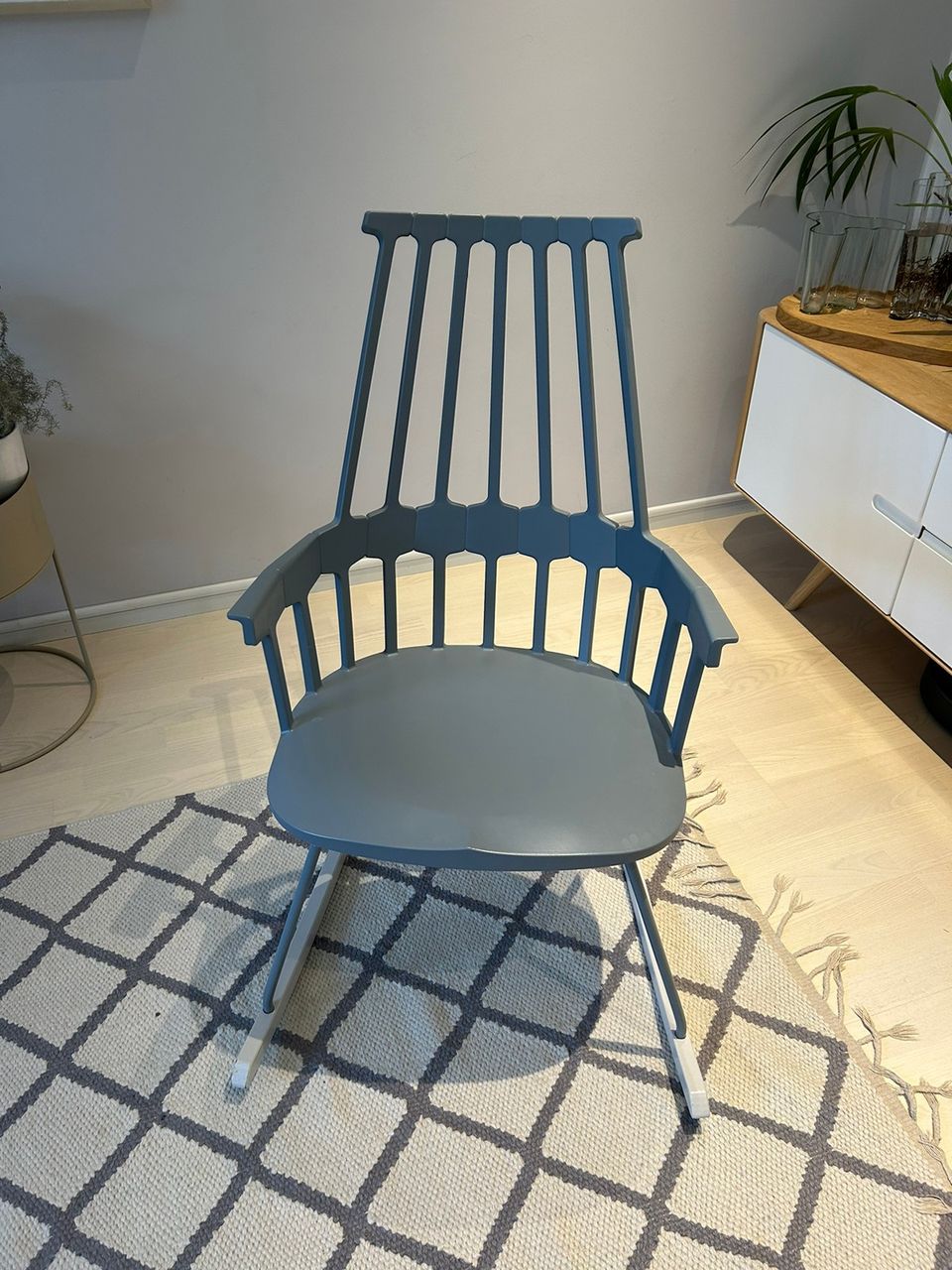 Kartell comback keinutuoli (siniharmaa)