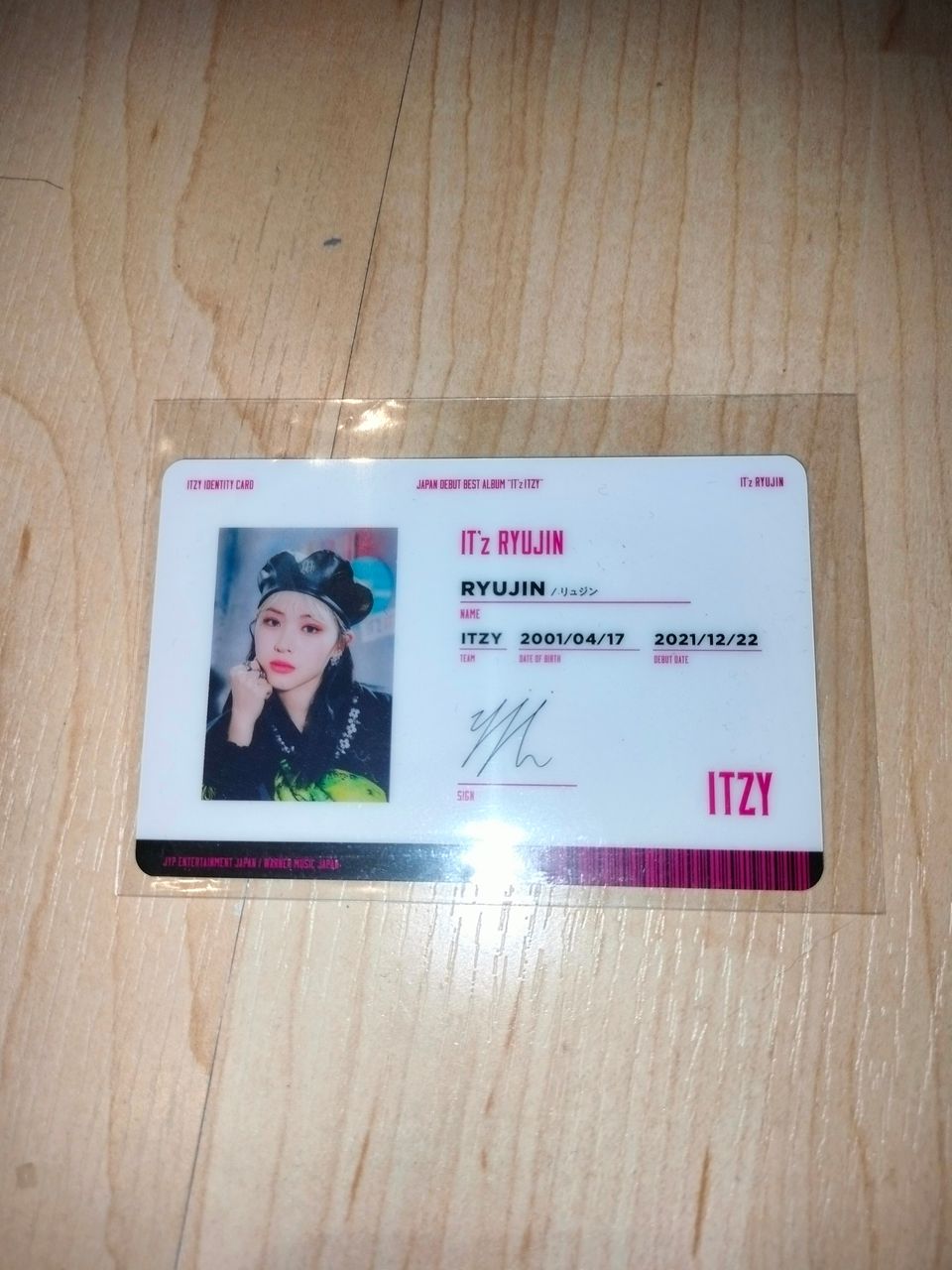 It'z itzy limited edition ryujin id card