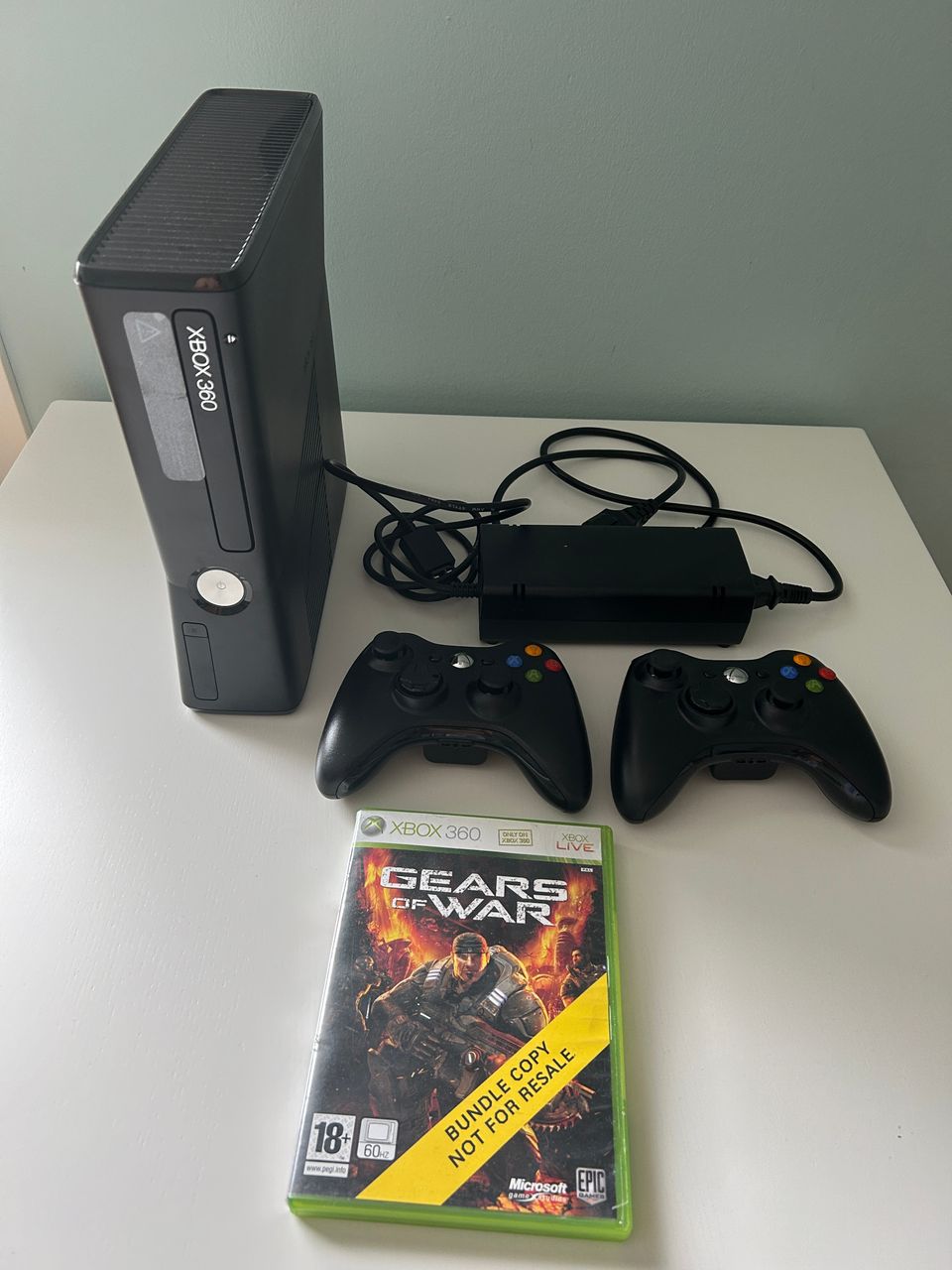 Xbox 360 (250Gb, musta) alkuperäisessä laatikossa + 2 ohjainta + Gears of War