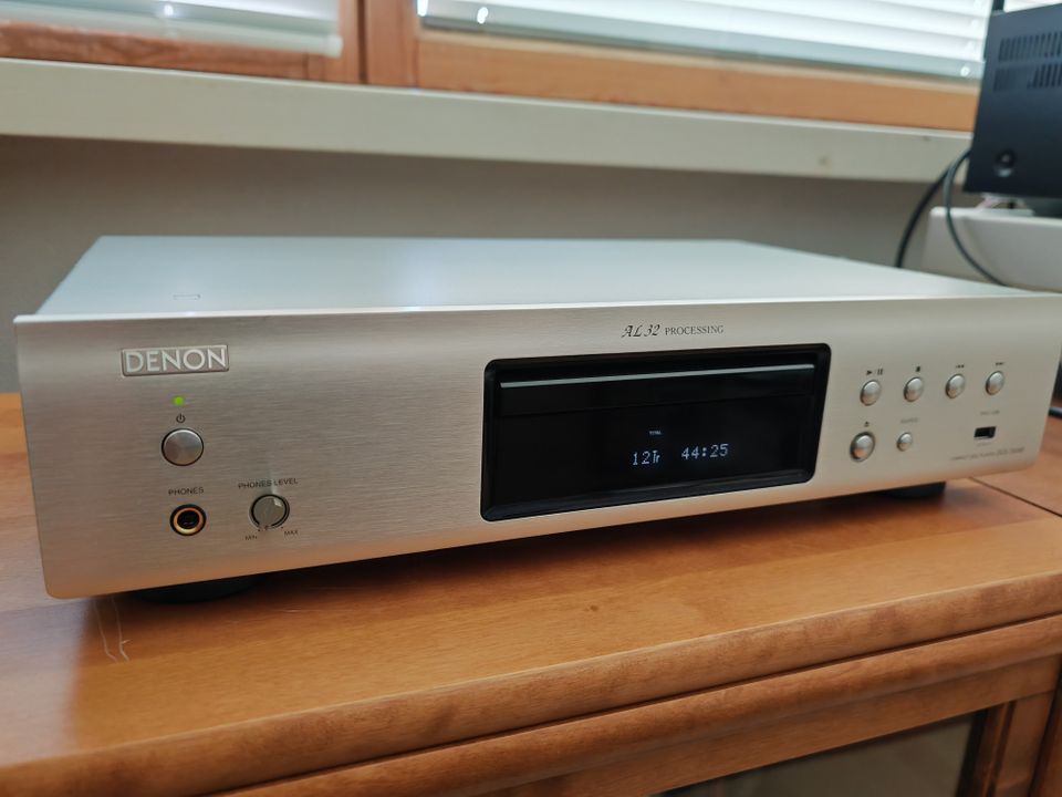 DENON DCD-720AE CD-soitin ja kaukosäädin