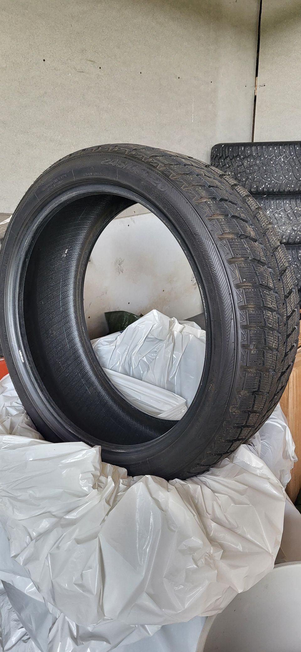 Kitkarenkaat 245/40R20