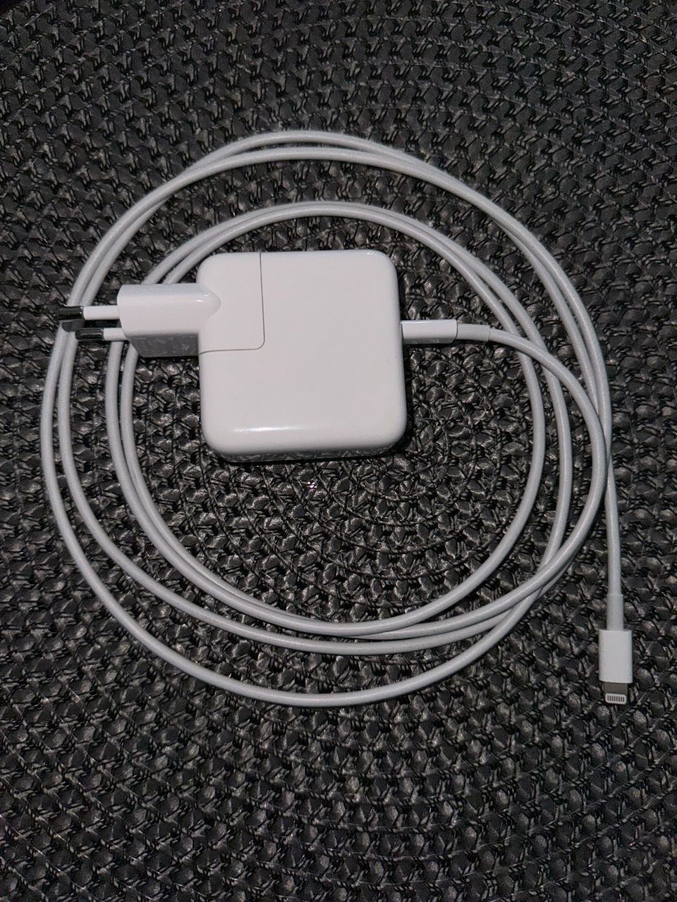 Myydään 30w Apple usb-c laturi ja 2 m lightning kaapeli