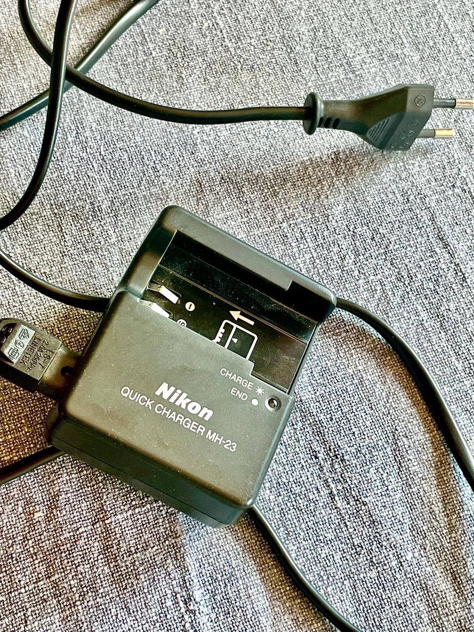 Nikon laturi MH-23