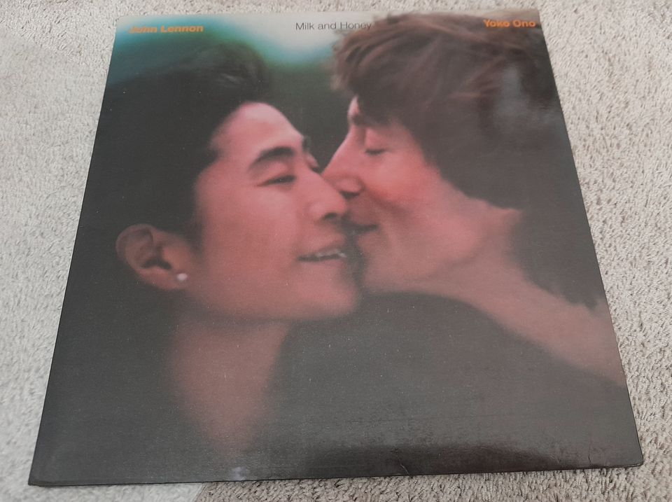 John Lennon/ Yoko Ono: Milk Honey-LP, 1981. + Sanaliite + 6 kpl valokuvia 1980.