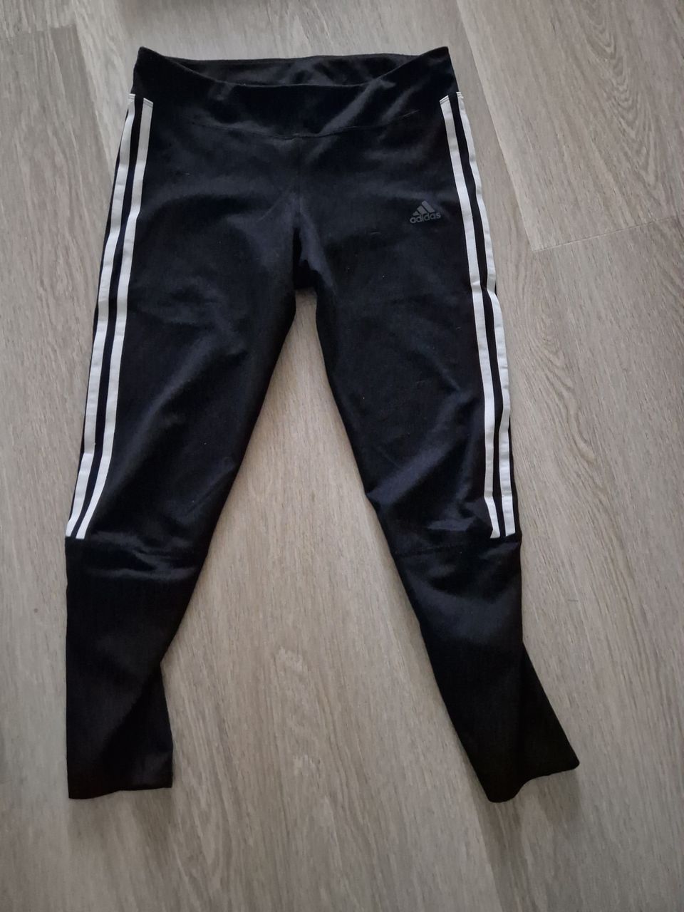 Adidas legginssit