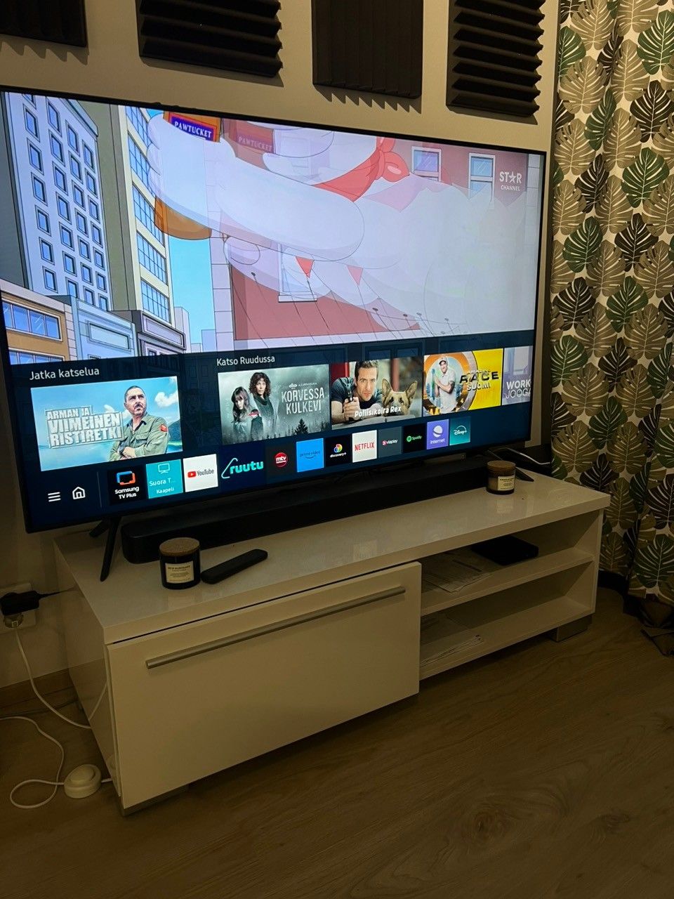Samsung 58 Tv, Jbl 2.1 soundbar + Tv-taso