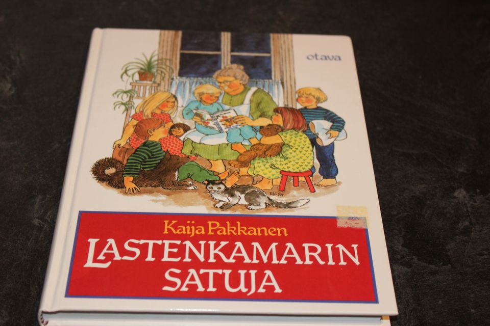 Lastenkamarin satuja