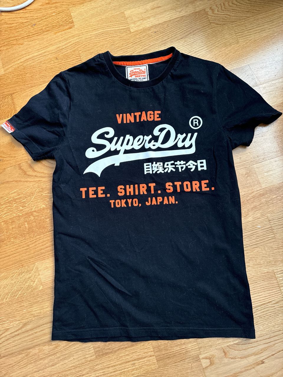 Superdry musta t-paita, koko M