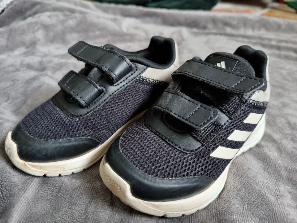 Adidas lenkkarit 23