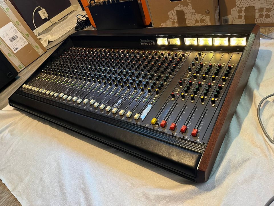 2 kpl Soundcraft Series 400 B 24/4/2 analogi mikseri, 80-luku