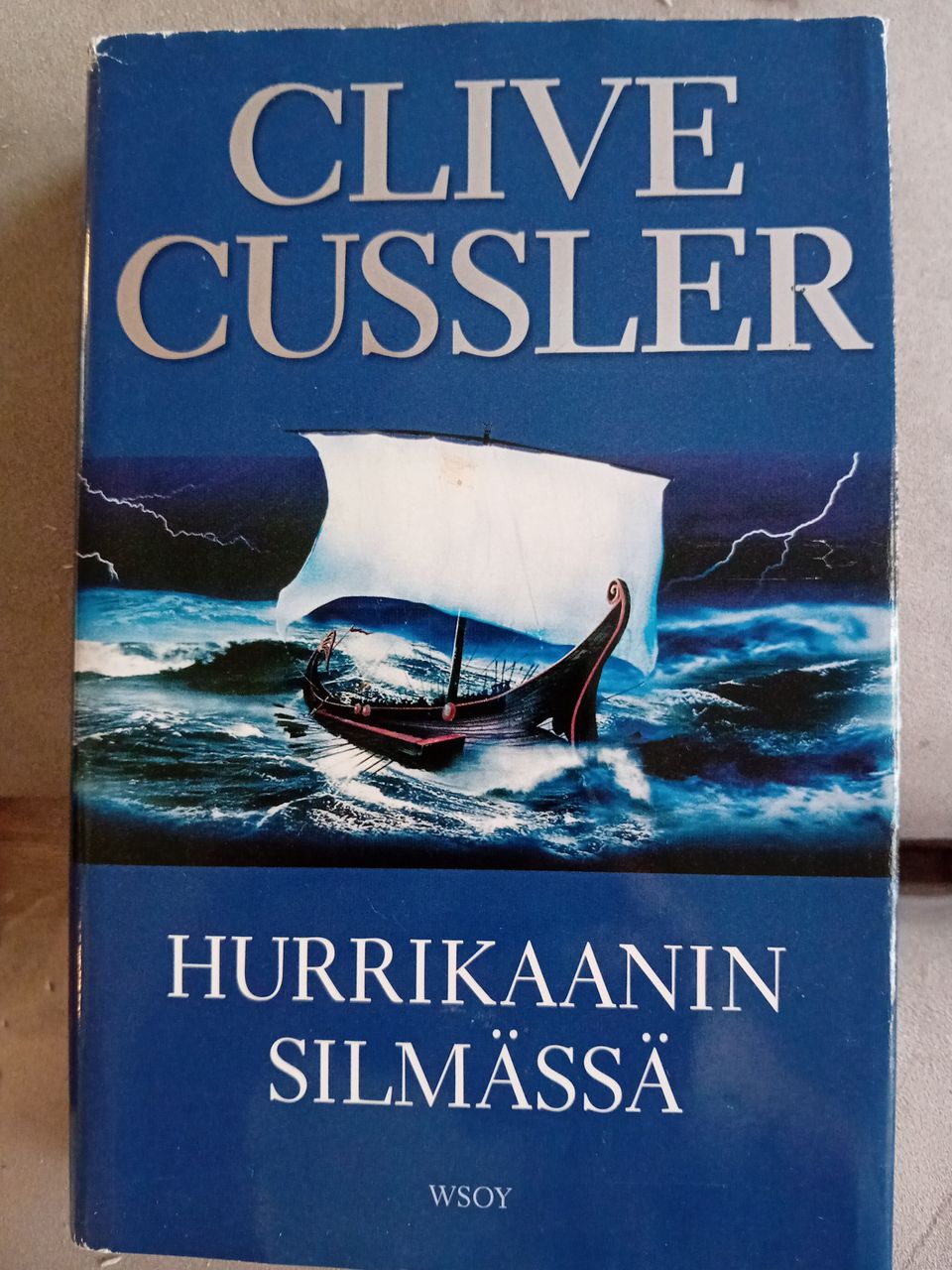 Hurrikaanin silmässä, Clive Cussler