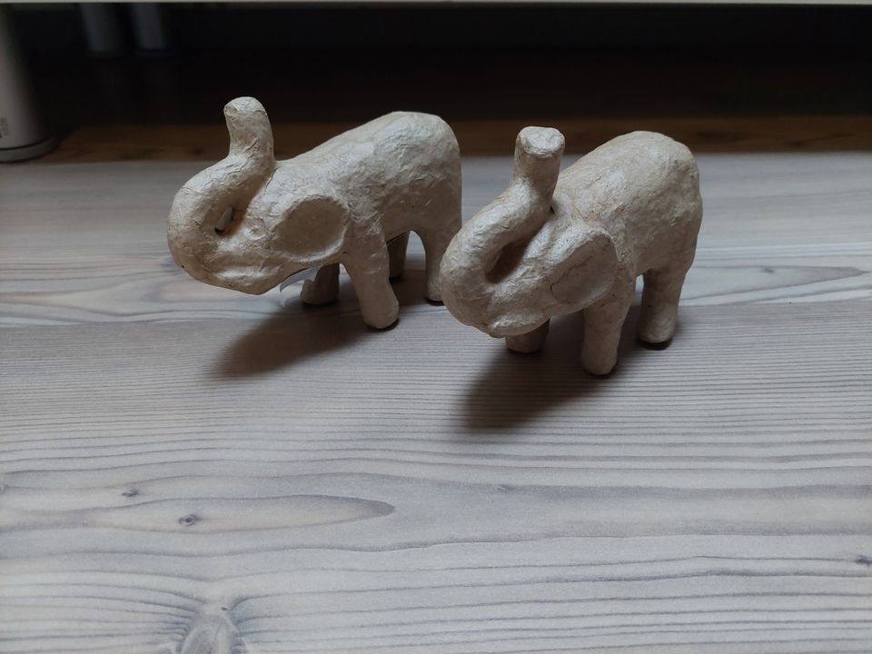 2kpl paperimassasta tehtyä norsua