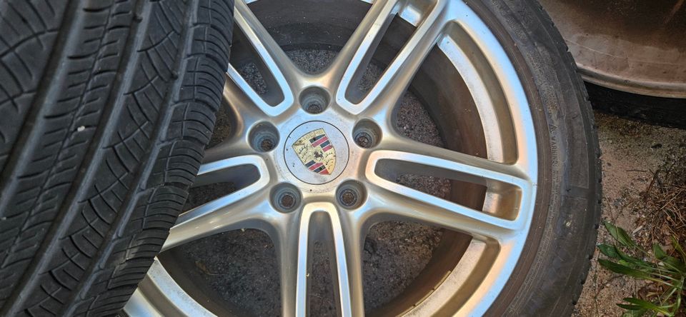 Michelin+  Sport  kesärenkaat vanteilla. 285/40 R19