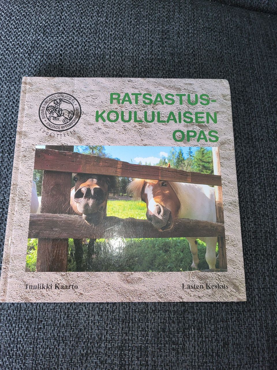 Kirja- Ratsastuskoululaisen opas