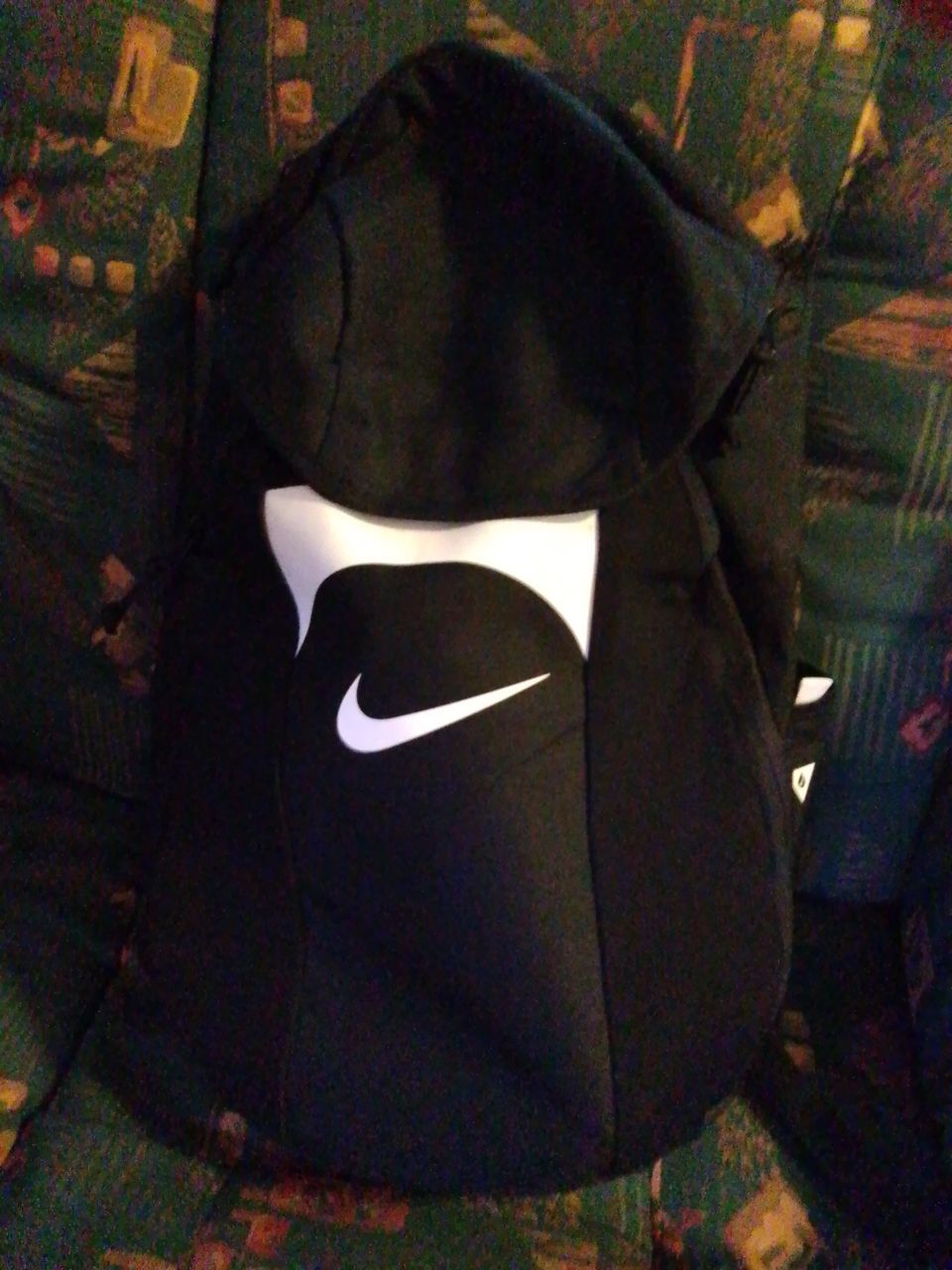 Nike reppu paljon taskuja vetoketjulla