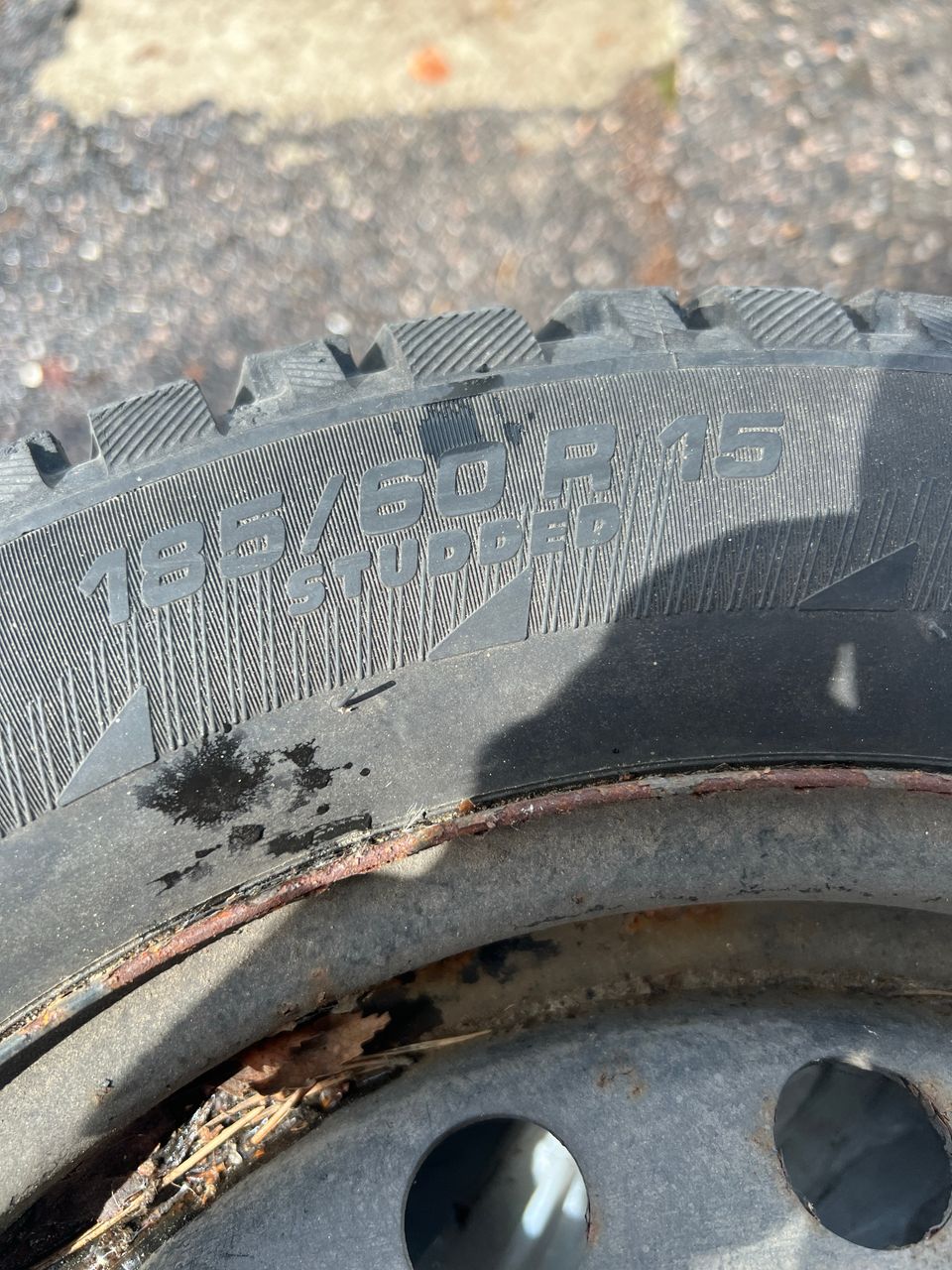 Michelin 185/60R15 talvirenkaat vanteilla