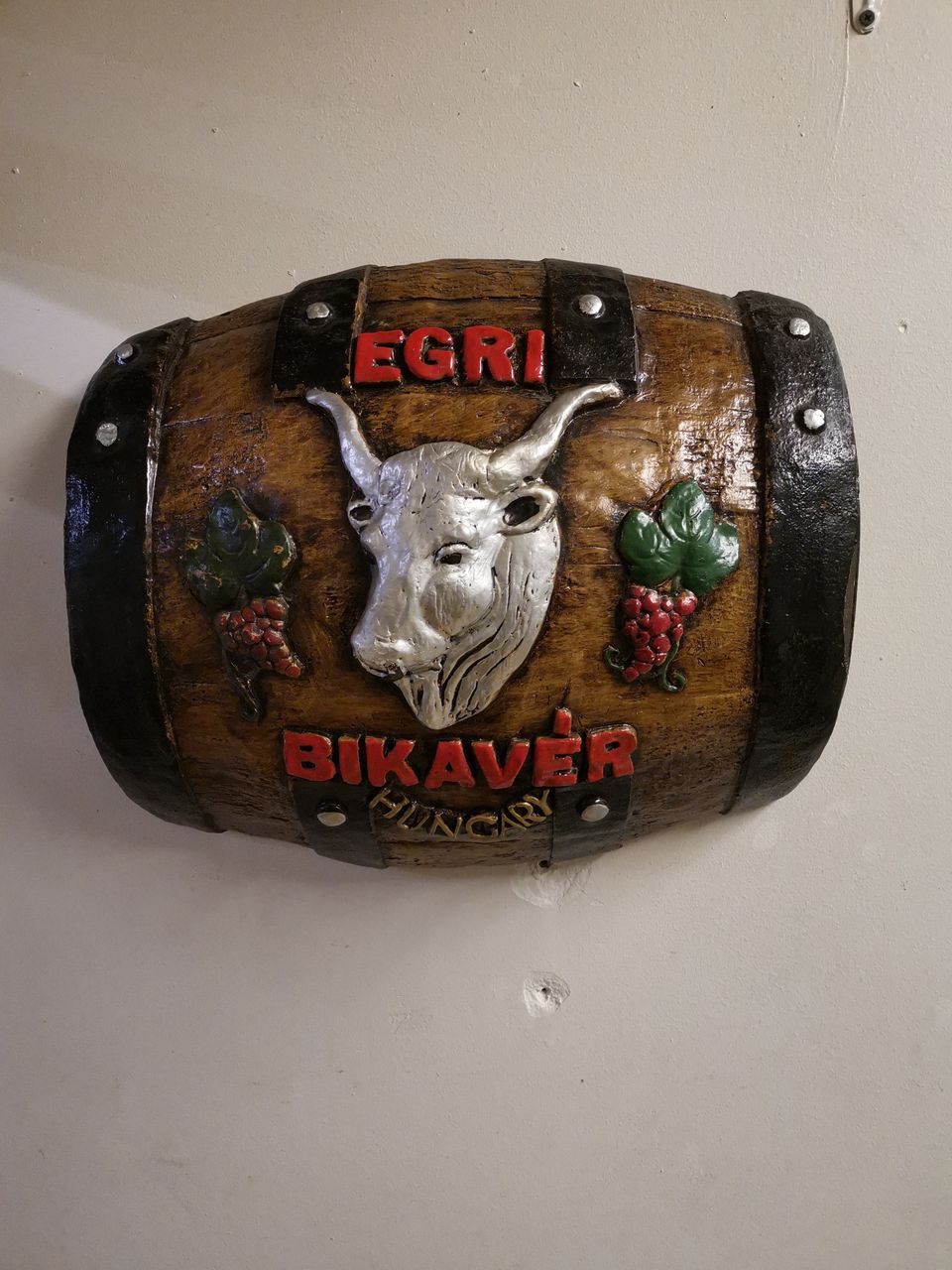 Vintage Egri Bikaver kipsiveistos