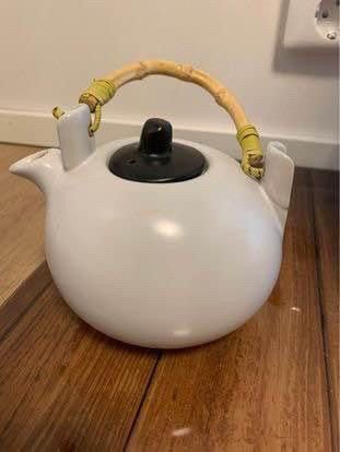 Porcelain tea pot