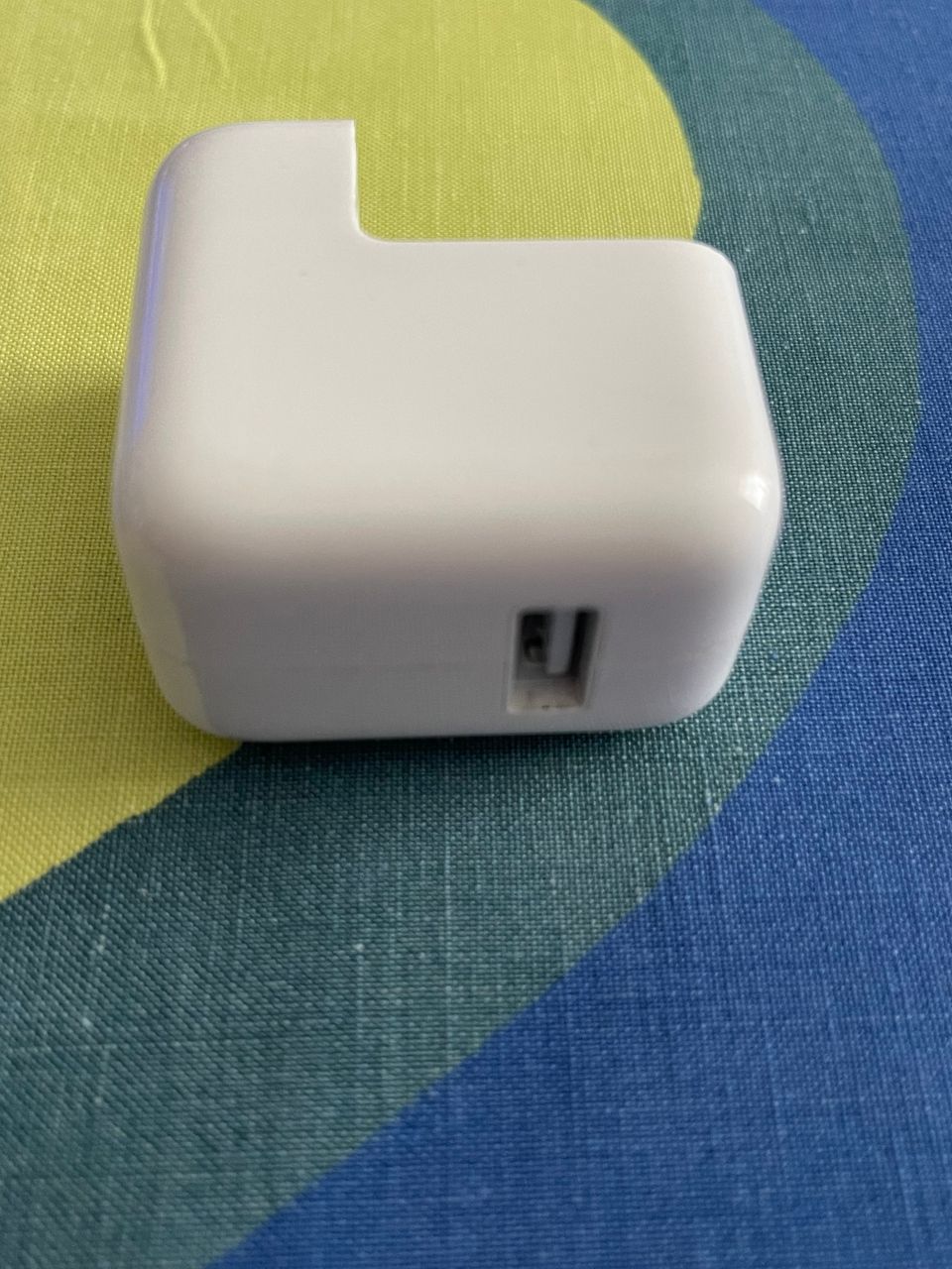 Alkuperäinen Apple 12W USB Power Adapteri