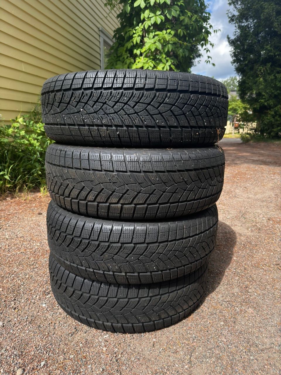 Goodyear UltraGrip Ice SUV Gen 1 215/60 R17 96T Kitkarenkaat 4 Kpl