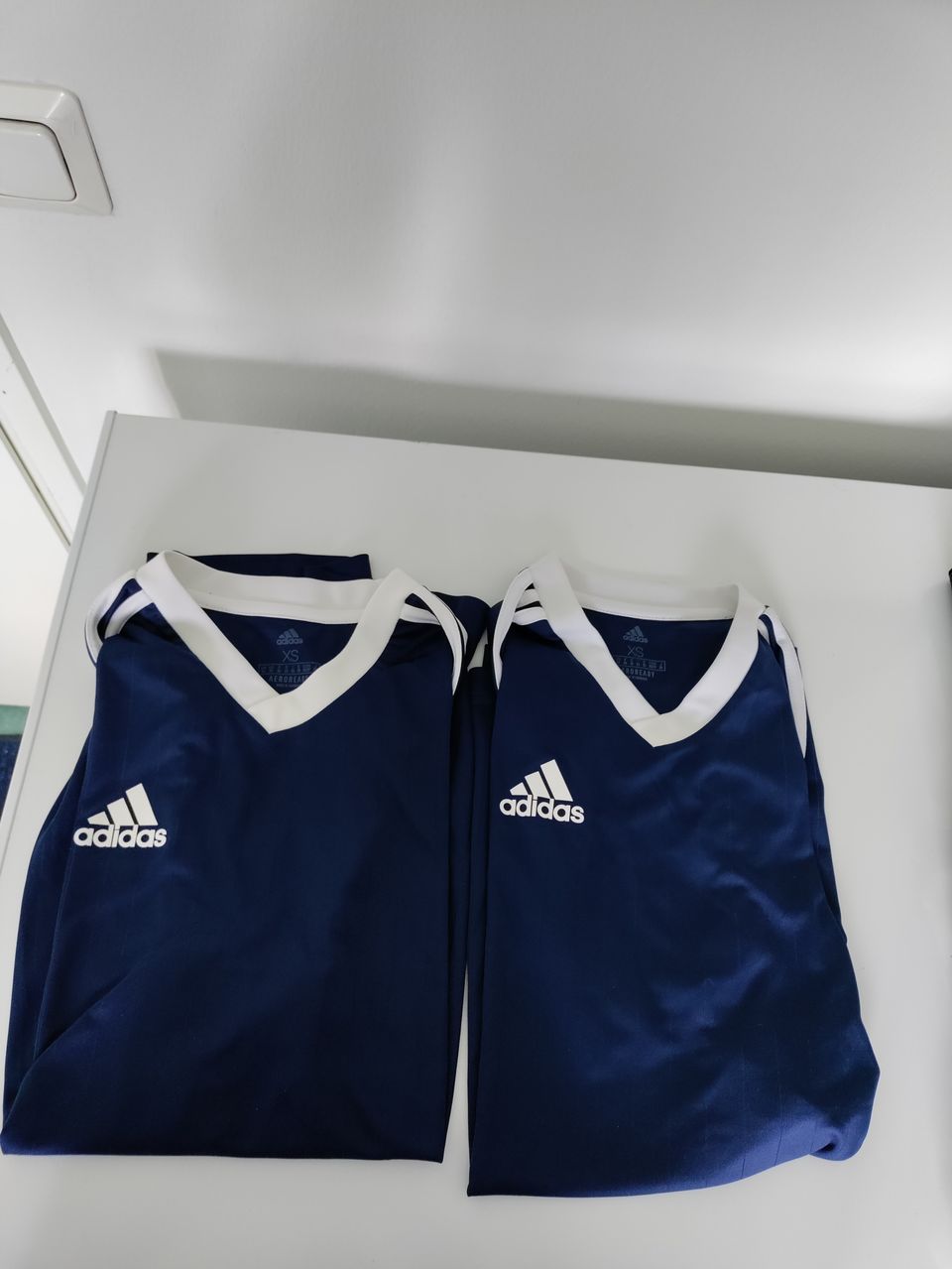 Adidas tekninen paita, koko XS (unisex-malli) 15e/kpl