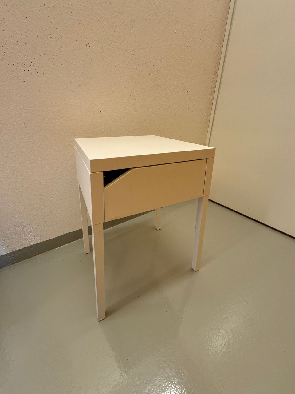 IKEA SELJE sivu/yöpöytä