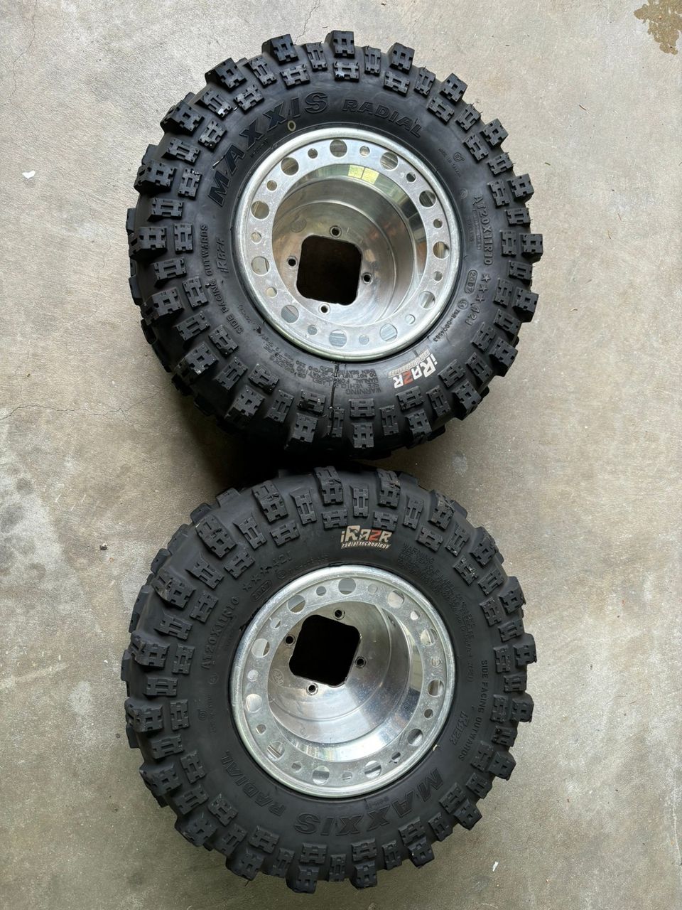 Maxxis iRazr AT20x11R10 renkaat alumiinivanteilla