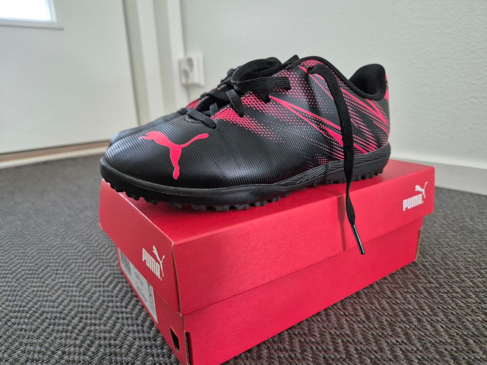 Puma Attacanto Jr turf jalkapallokengät, koko 32,5