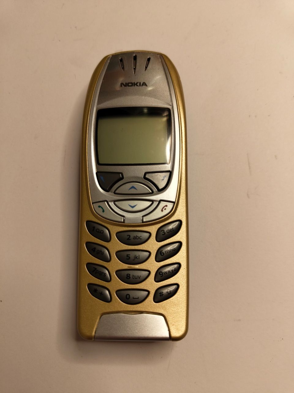 Nokia 6310 uusilla kuorilla