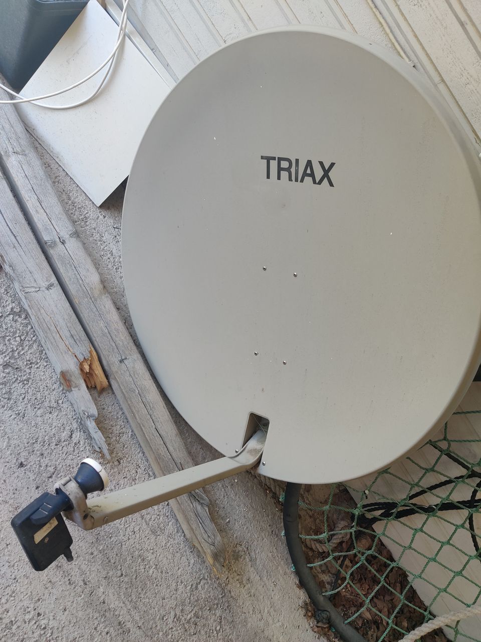 Satelliiittilautanen ja mikropää