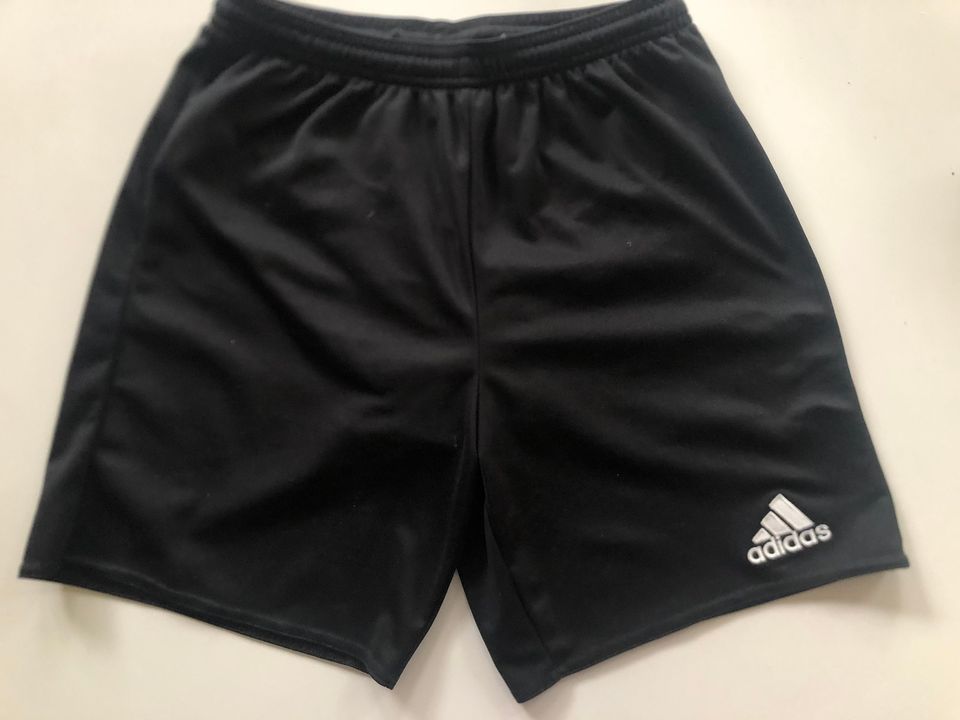 Adidas shortsit