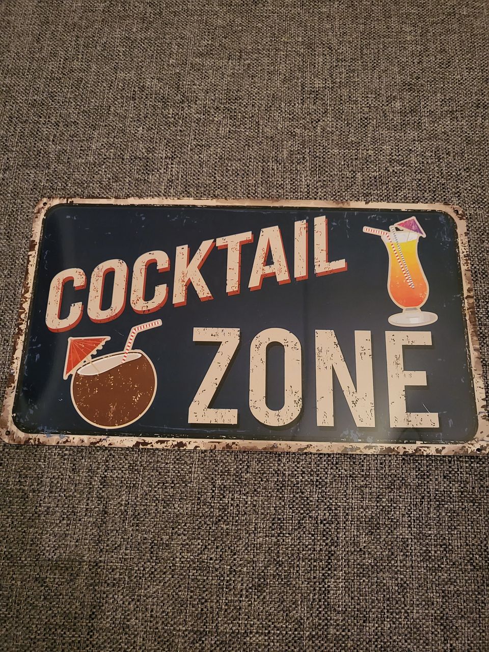 Cocktail zone uusi peltikyltti