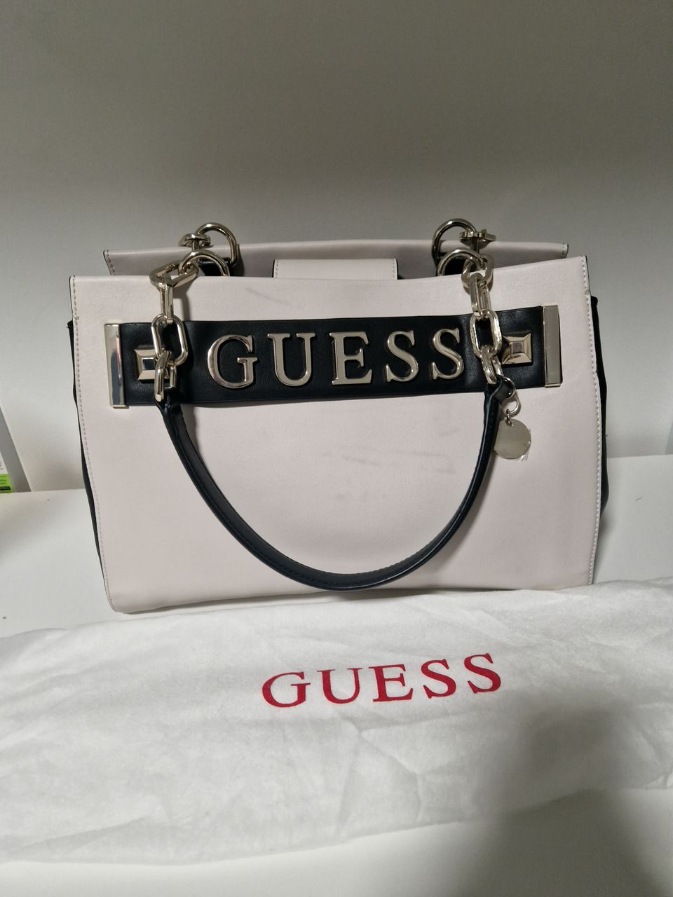 Guess laukku