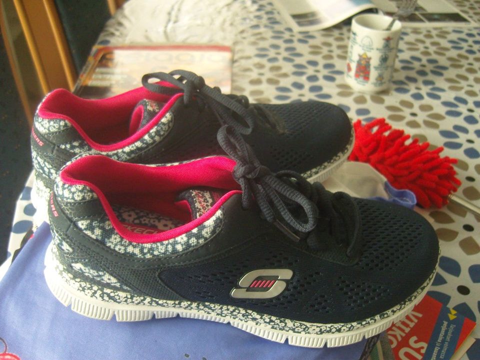 Uudenveroiset Skechers kauniit lenkkarit  37