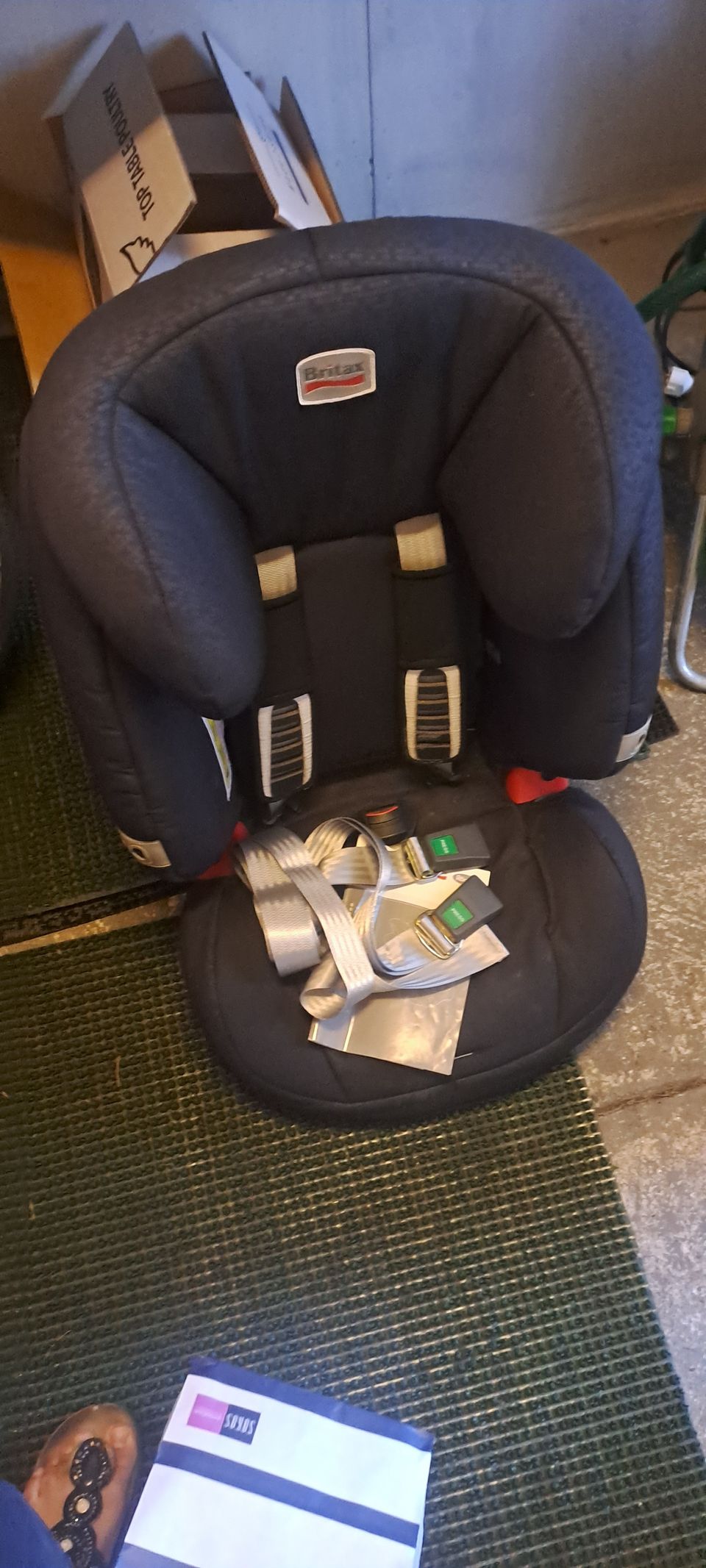 Lasten  turvaistuin britax  merkki. Vyöt ja käyttö ohje  mukaan.