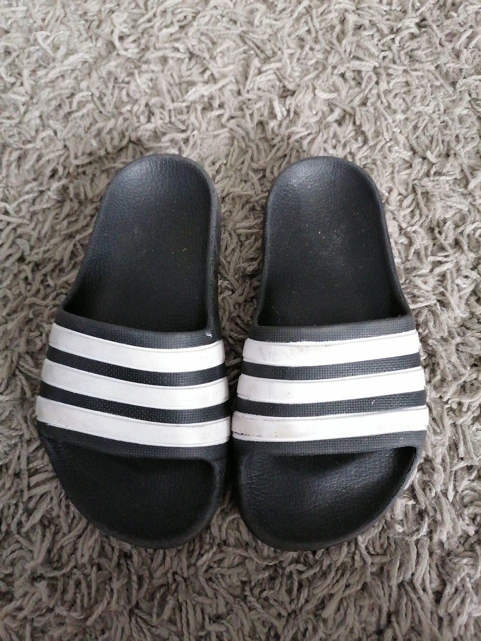 Adidas sandaalit