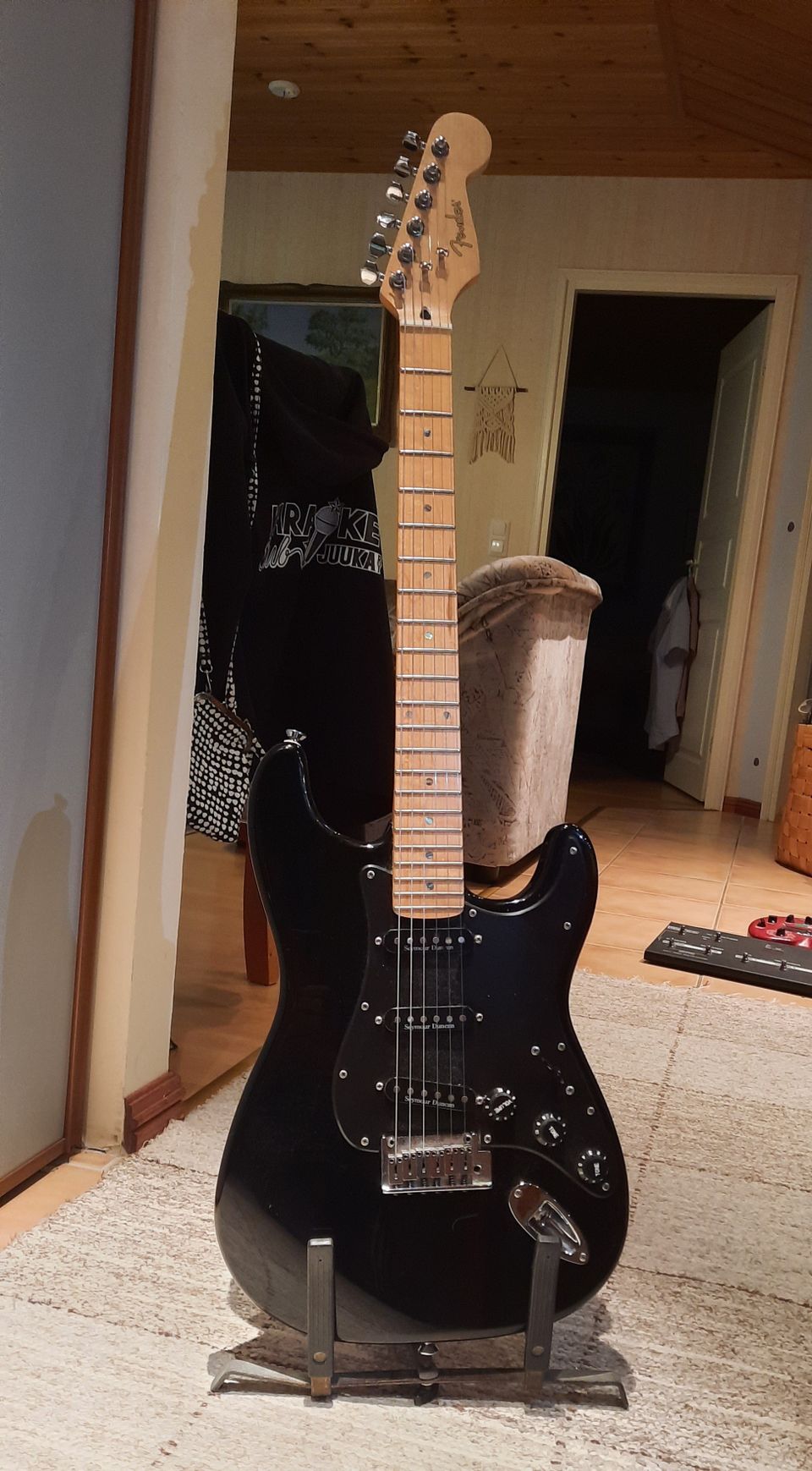 Fender stratocaster sähkökitara laukkuineen