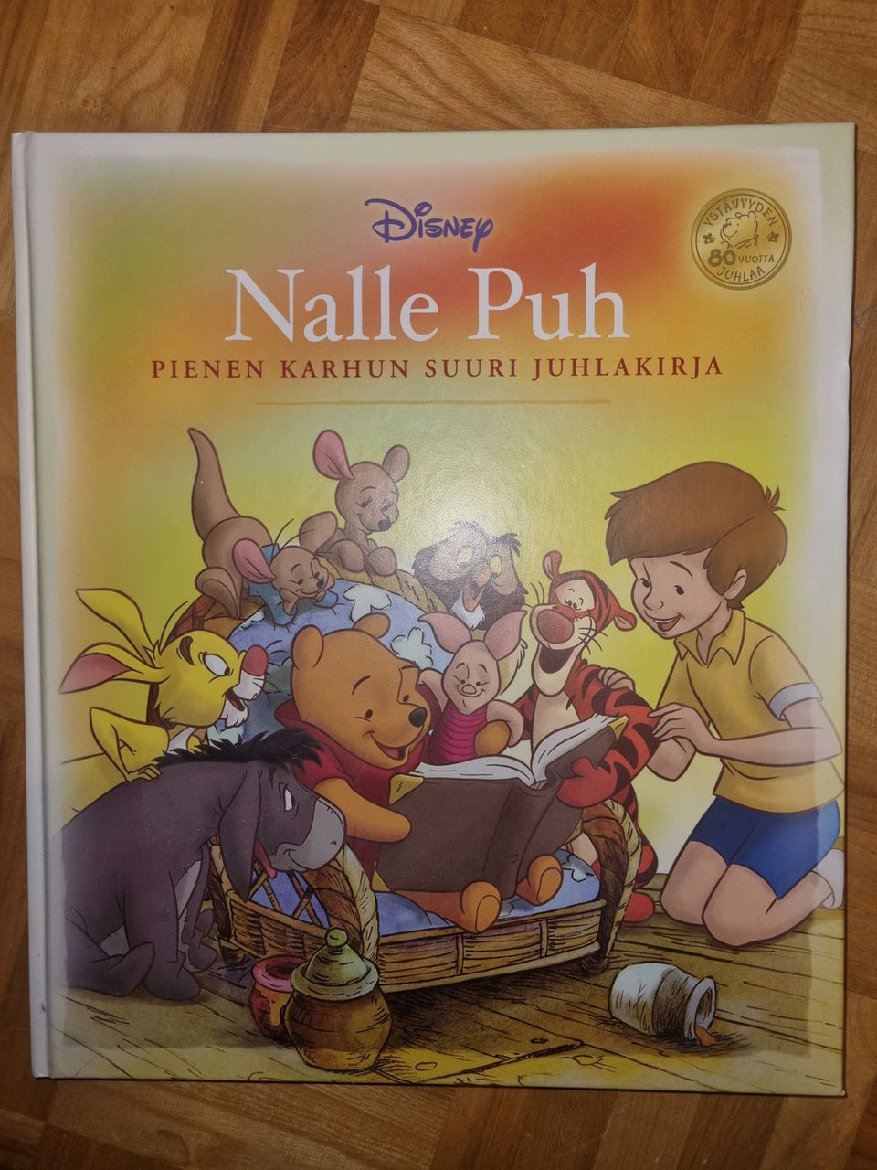 Nalle Puh pienen karhun suuri juhlakirja