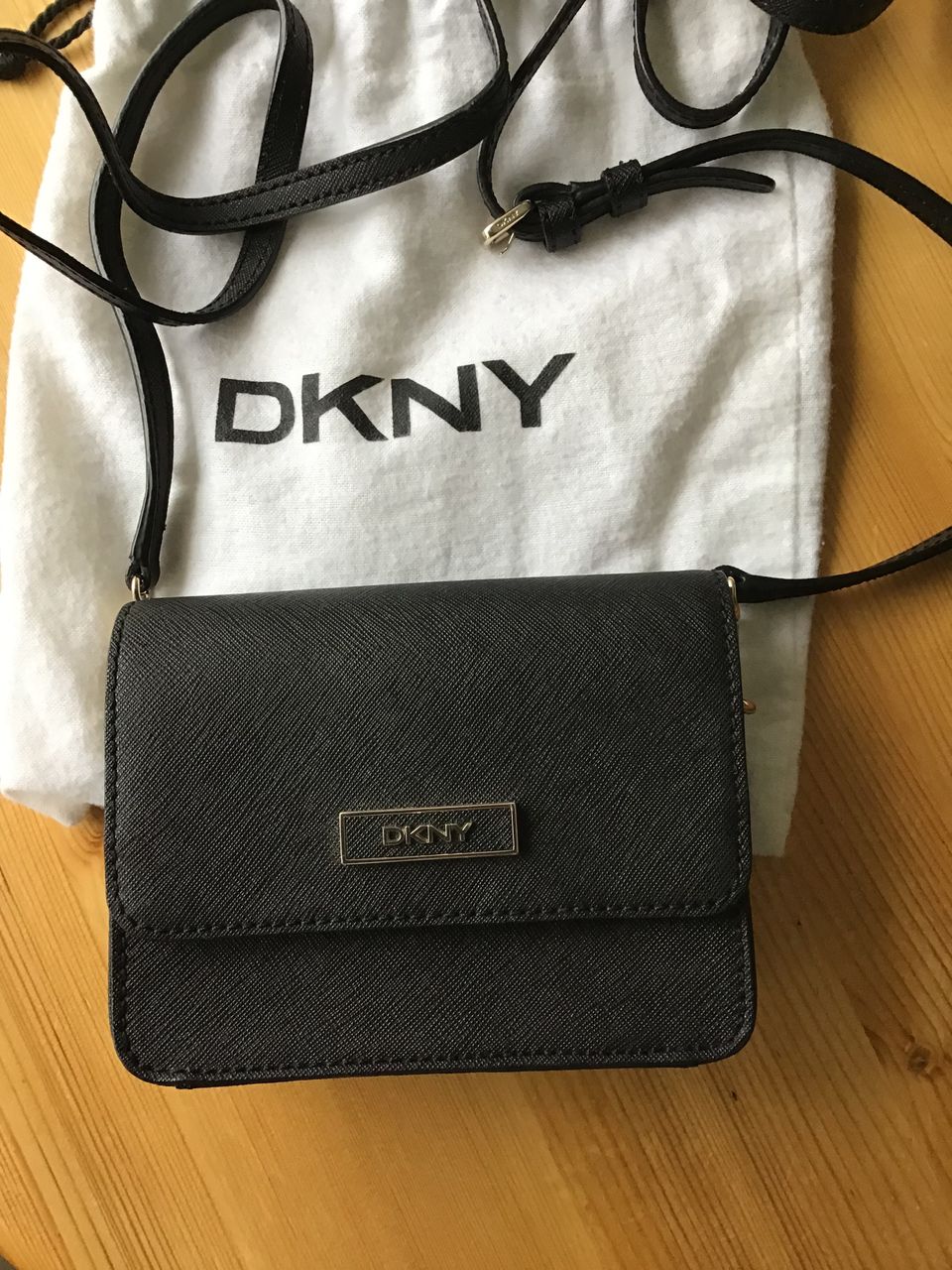 Dkny laukku, musta