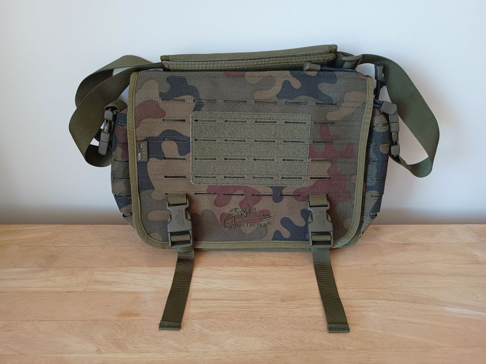 Direct Action Small Messenger Bag, pieni laukku tabletille yms., UUSI.