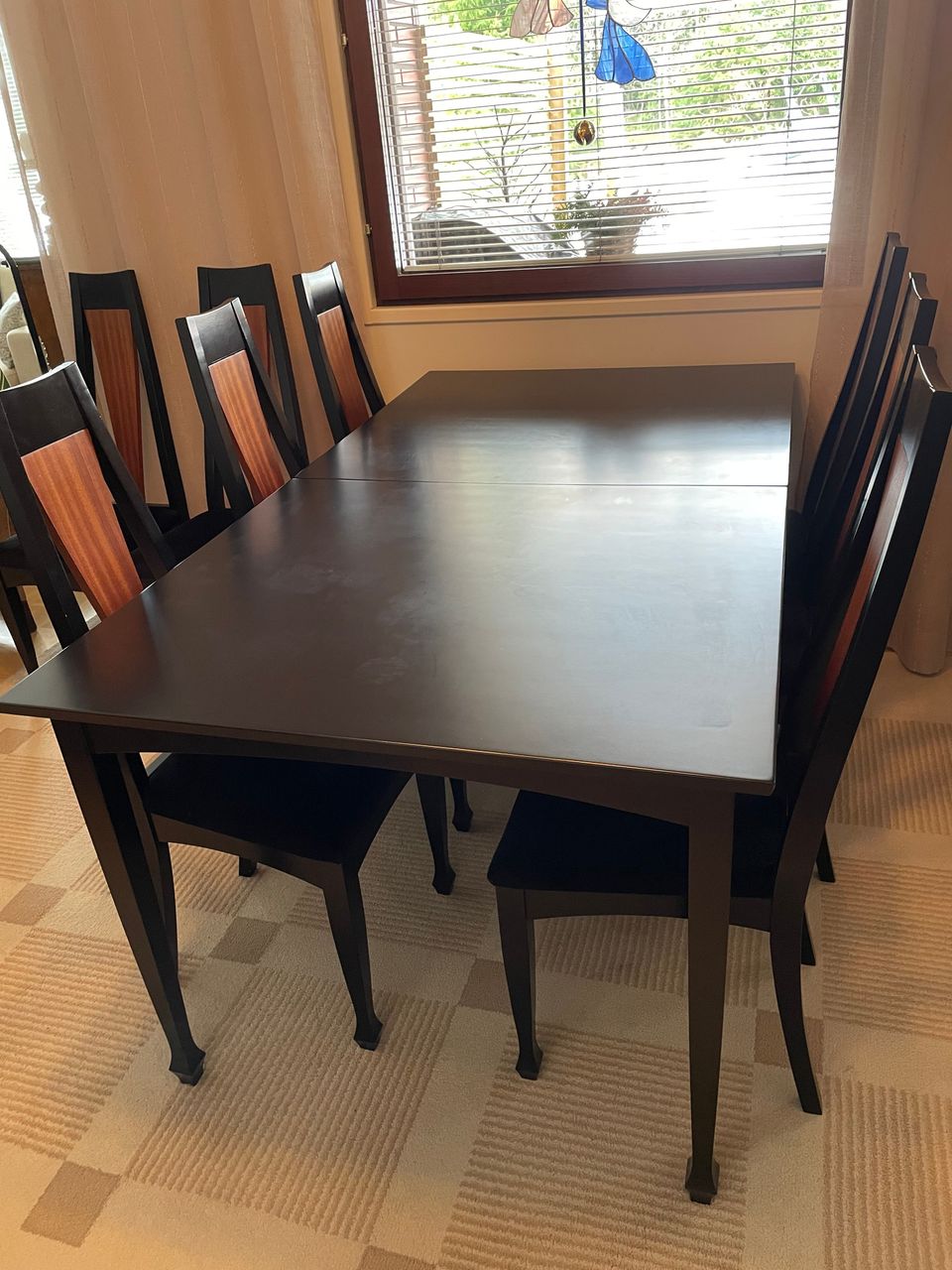 Pöytä ja 8 tuolia