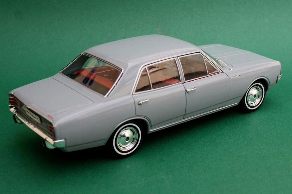 1967 ovetaukeaa Opel Rekord C 20cm metallinen pienoismalli paketissa keräilyauto