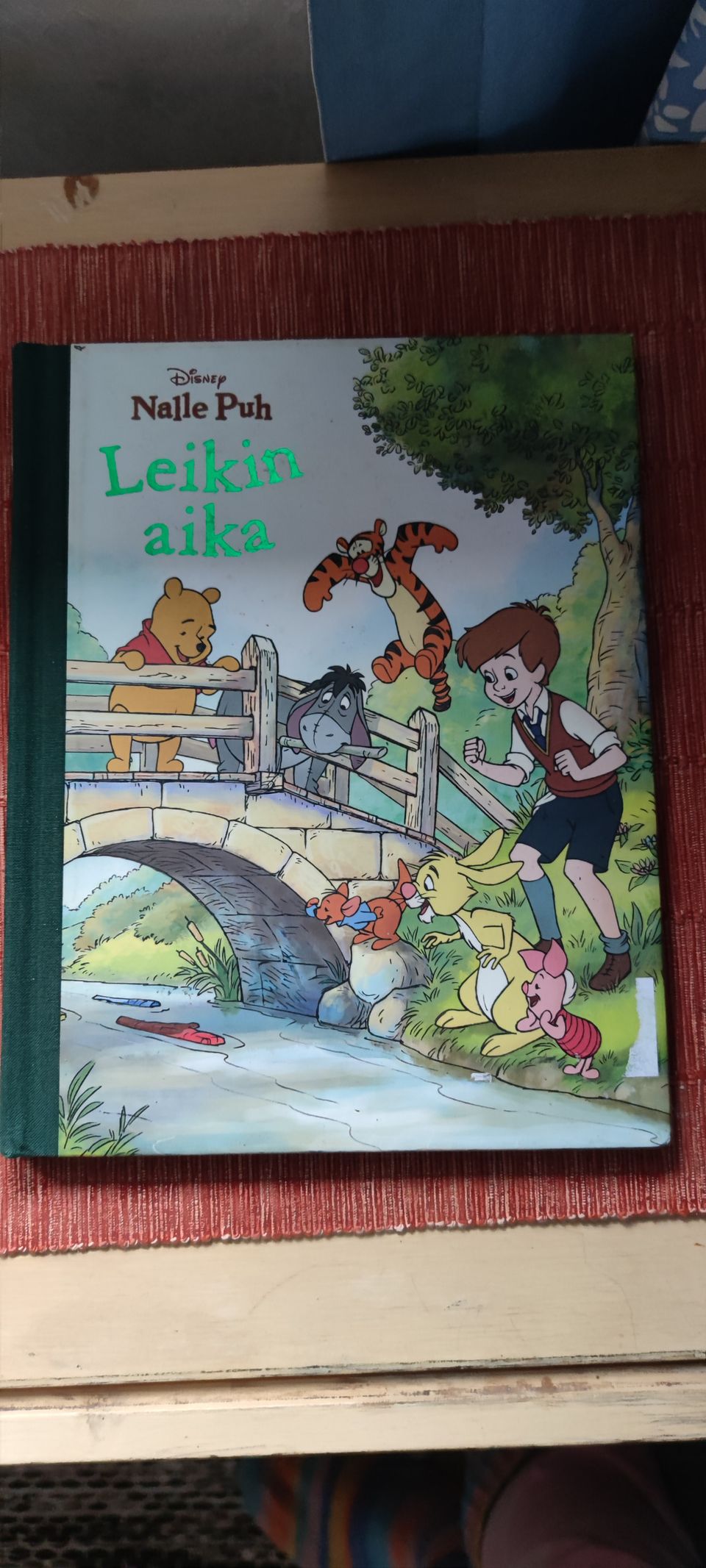 Nalle Puh kovakantinen lastenkirja